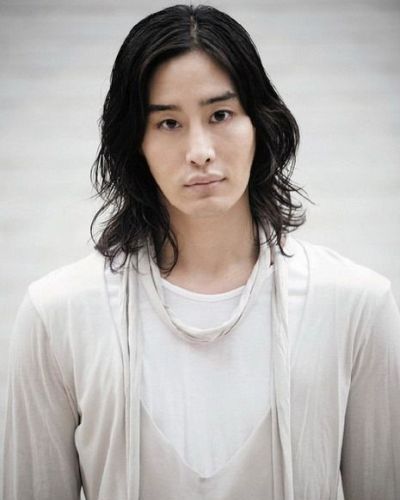 10 Aktor Korea yang Makin Ganteng dengan Rambut Panjang 